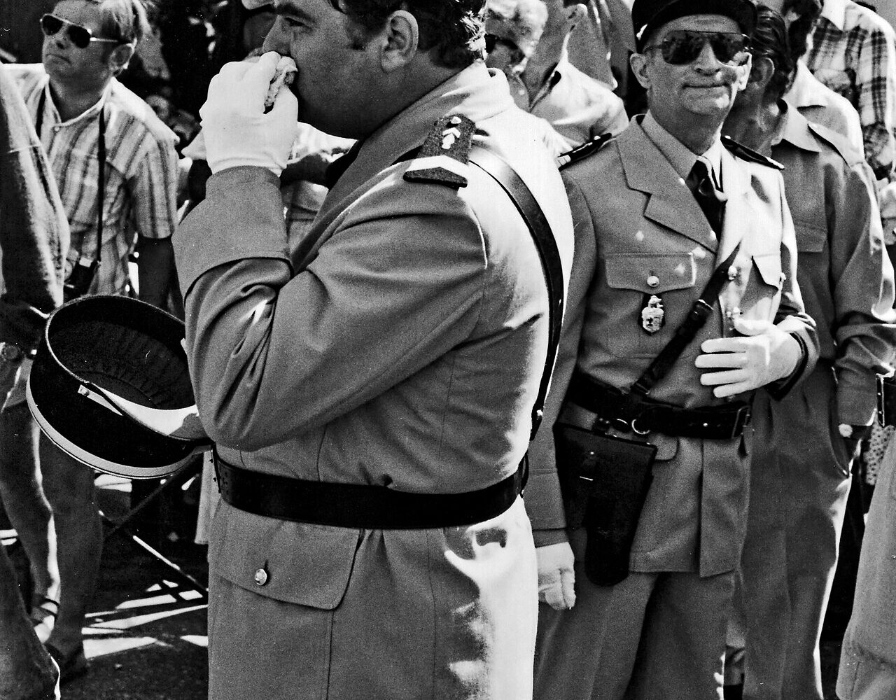Louis de Funès et Maurice Risch en uniforme de gendarme sur le tournage du Gendarme et les Extra-terrestres, en 1978