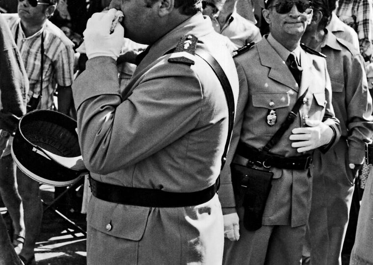 Louis de Funès et Maurice Risch en uniforme de gendarme sur le tournage du Gendarme et les Extra-terrestres, en 1978
