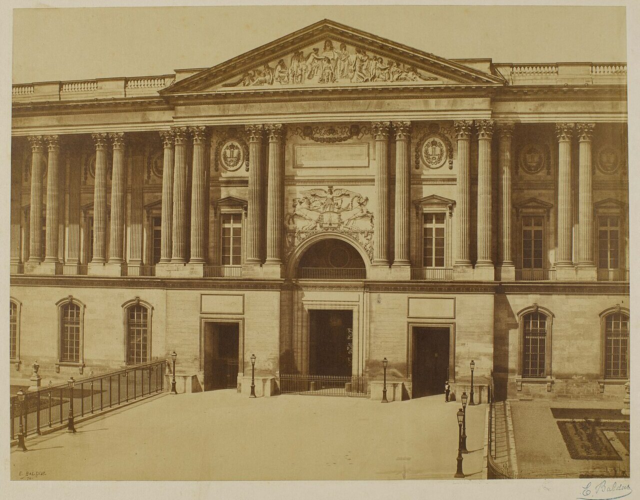 La colonnade de Perrault, façade orientale du Louvre, photographiée au XIXe siècle