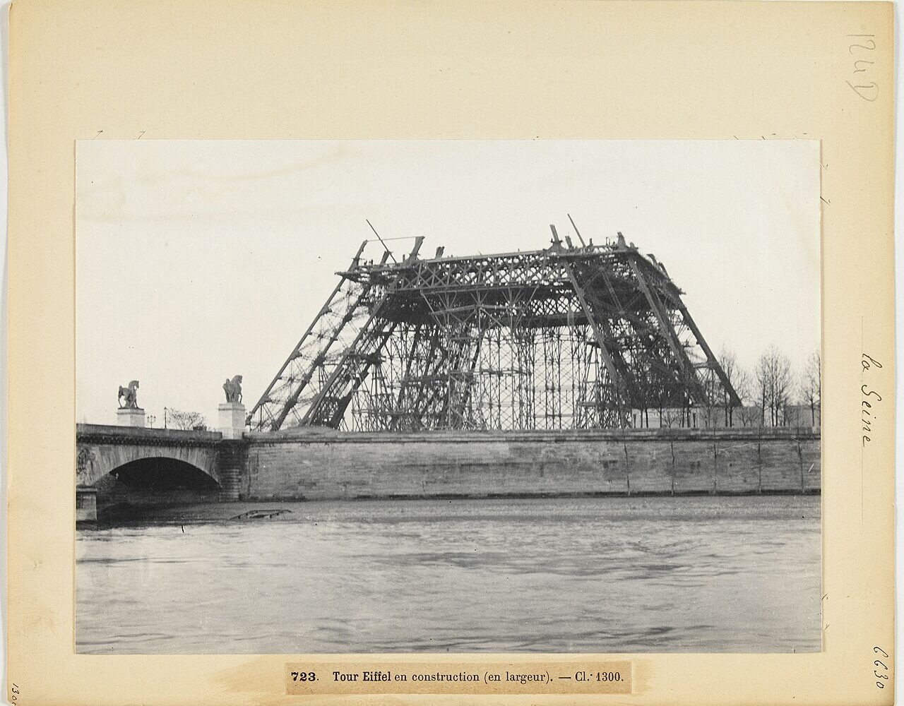 La tour Eiffel en construction lors de l'Exposition universelle de 1889, vue depuis la Seine