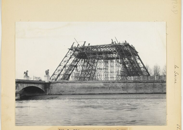 La tour Eiffel en construction lors de l'Exposition universelle de 1889, vue depuis la Seine