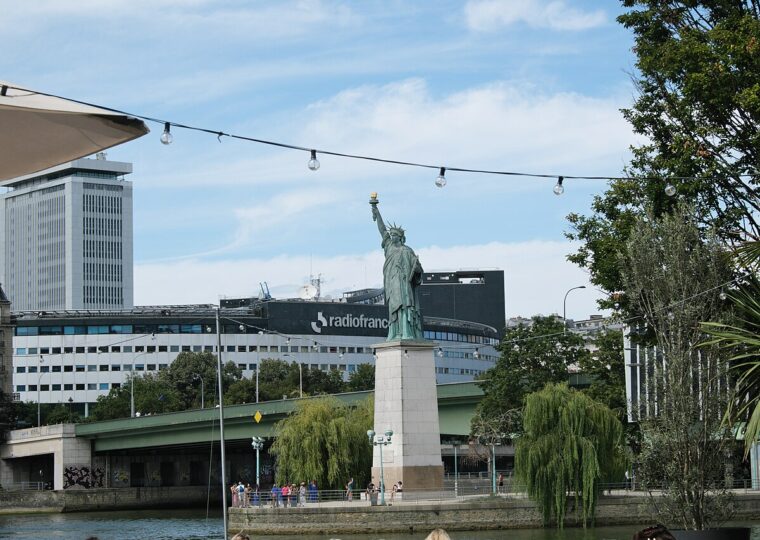 La réplique de la statue de la Liberté à la pointe de l'île aux Cygnes, à Paris