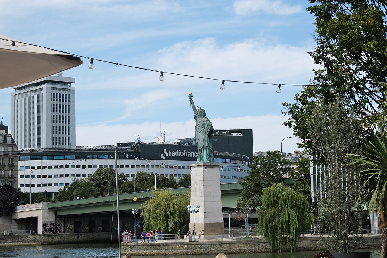 La réplique de la statue de la Liberté à la pointe de l'île aux Cygnes, à Paris