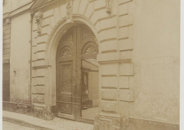 Porte ancienne du 1 rue Christine à Paris, photographiée par Eugène Atget