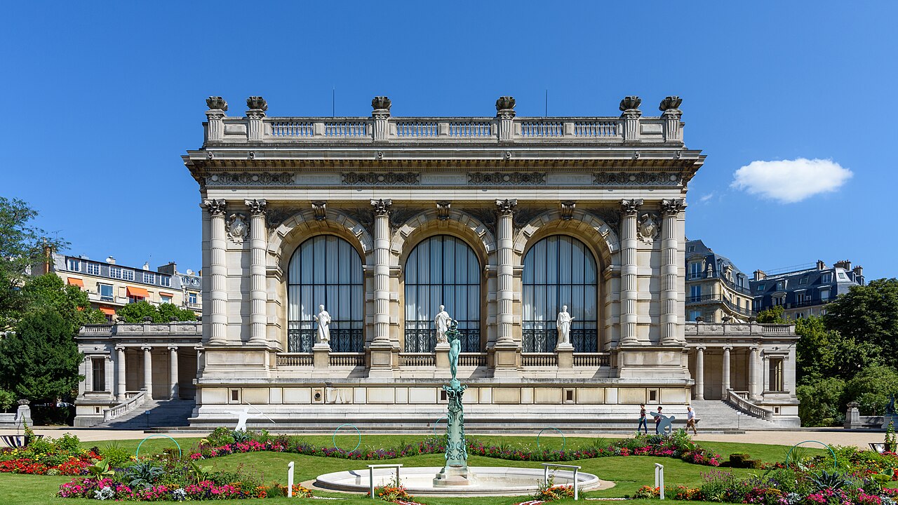 La façade du palais Galliera et son jardin, dans le 16e arrondissement de Paris