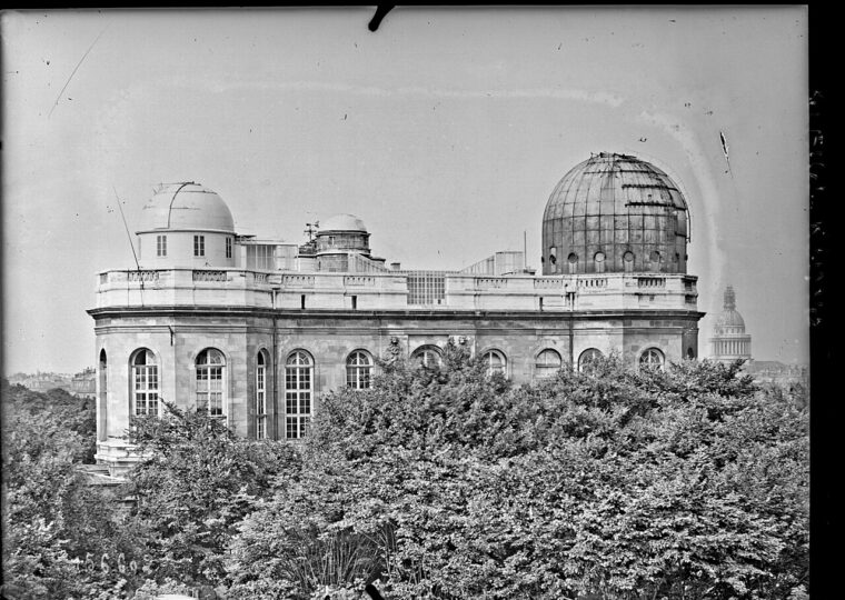 Les coupoles de l'Observatoire de Paris photographiées en 1921