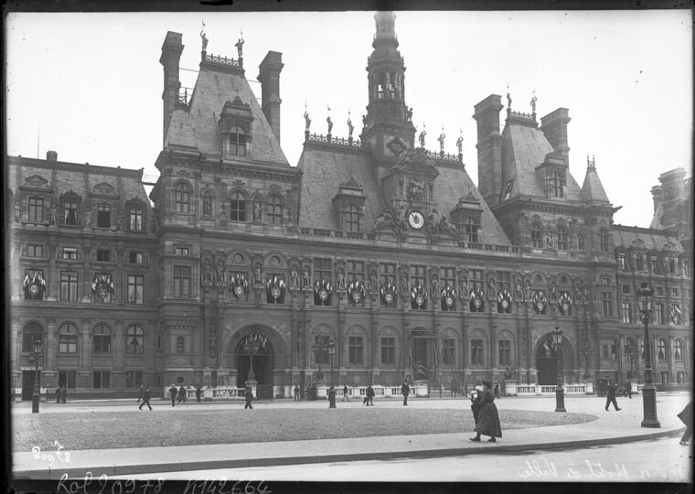 L'Hôtel de Ville de Paris et sa place, photographiés par l'agence Rol en 1912