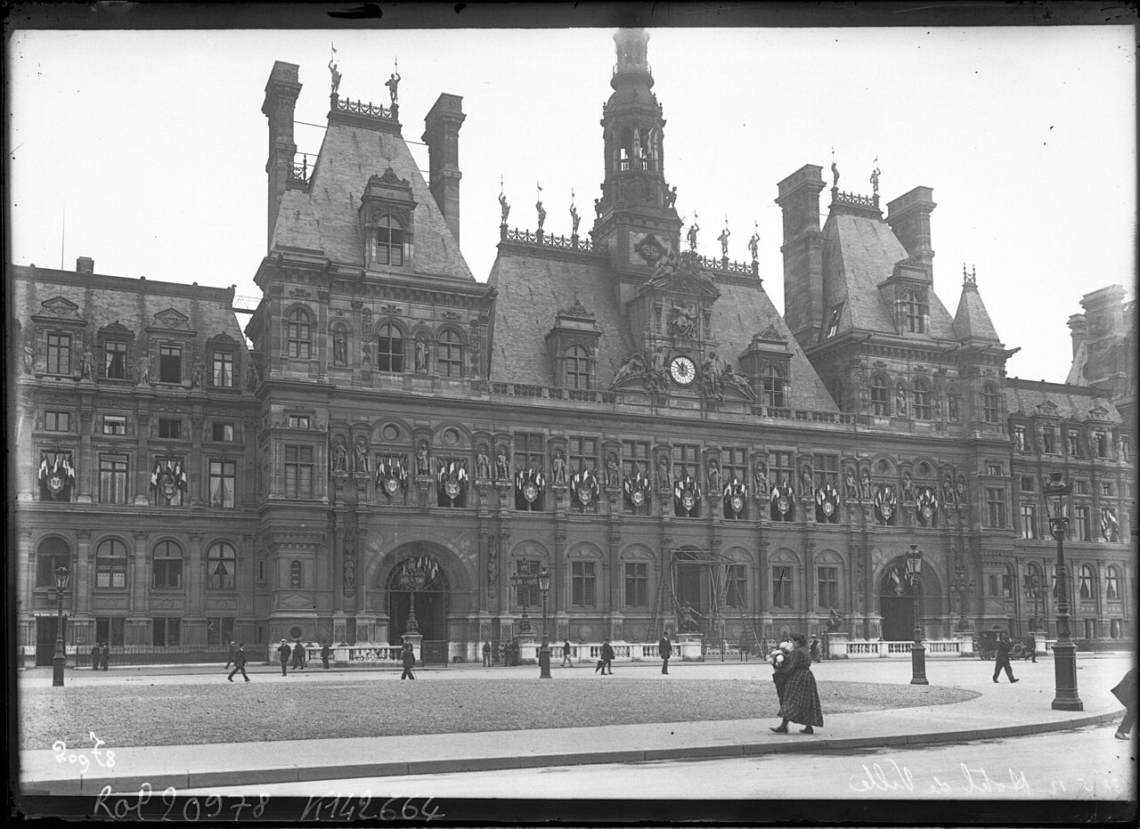 L'Hôtel de Ville de Paris et sa place, photographiés par l'agence Rol en 1912