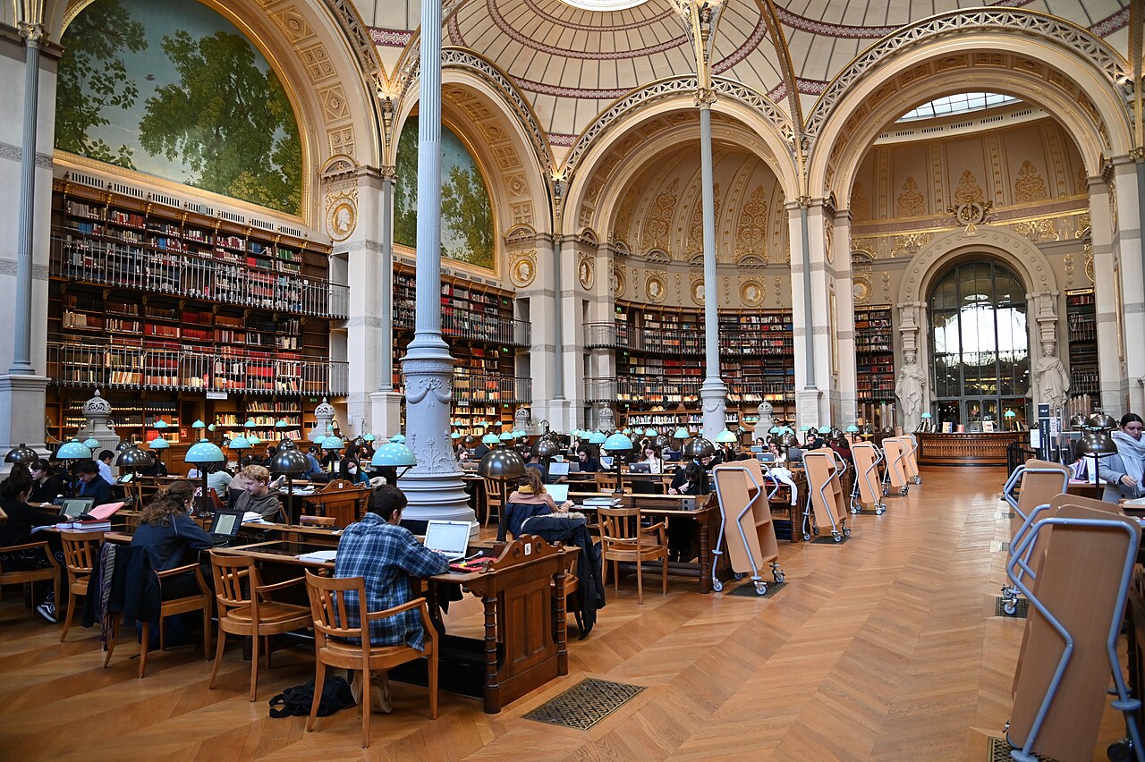La salle Labrouste de la bibliothèque Richelieu, ses colonnes de fonte et ses coupoles