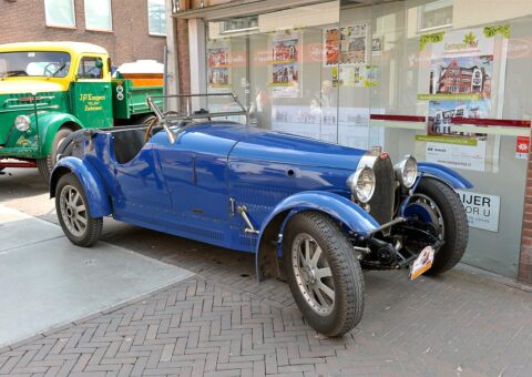 Une Bugatti Type 43 de 1927, roadster bleu