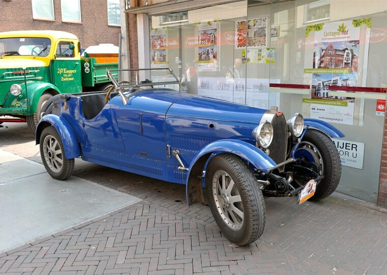 Une Bugatti Type 43 de 1927, roadster bleu