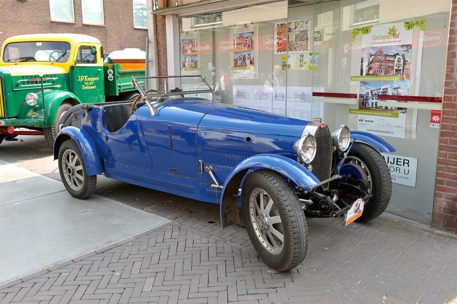 Une Bugatti Type 43 de 1927, roadster bleu