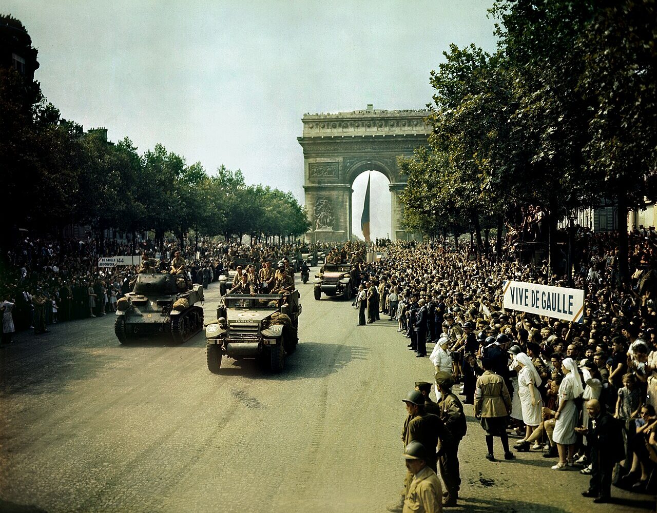La foule et les véhicules de la 2e division blindée sur les Champs-Élysées après la libération de Paris en août 1944