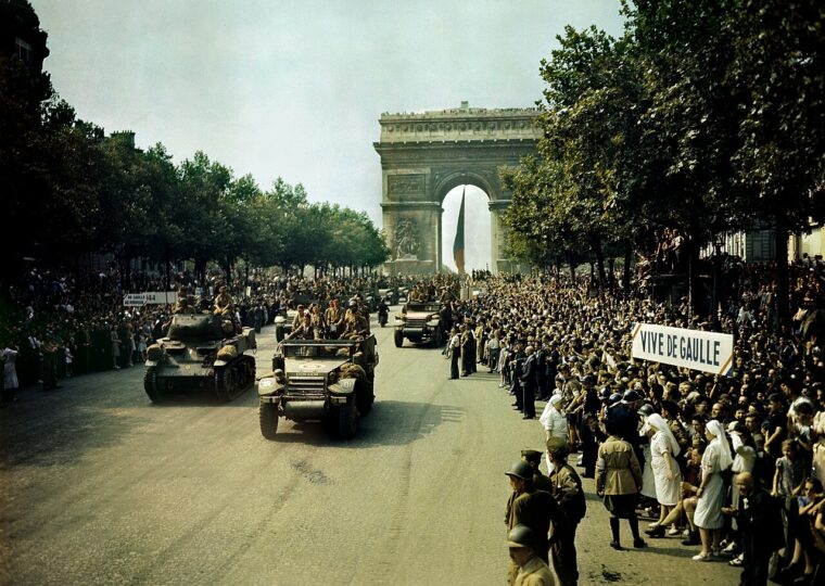 La foule et les véhicules de la 2e division blindée sur les Champs-Élysées après la libération de Paris en août 1944