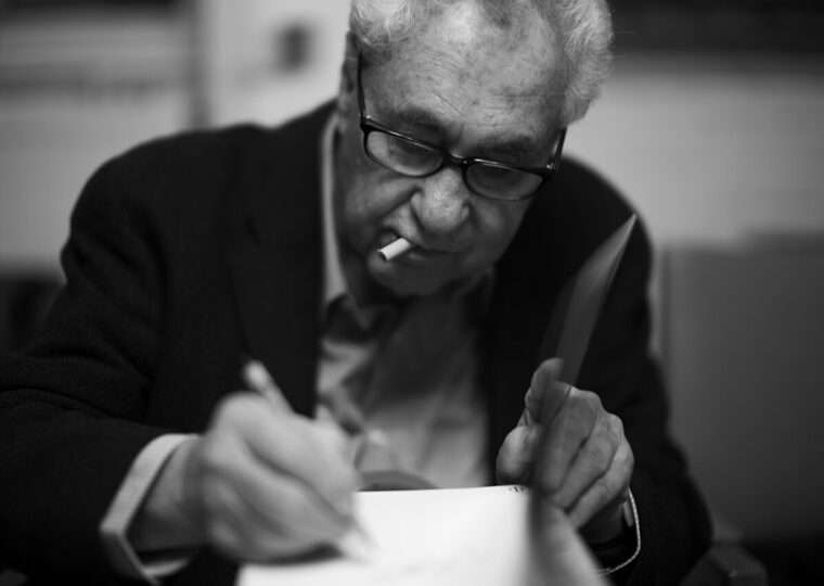 Le photographe Elliott Erwitt signant un livre