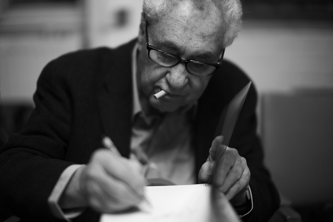 Le photographe Elliott Erwitt signant un livre