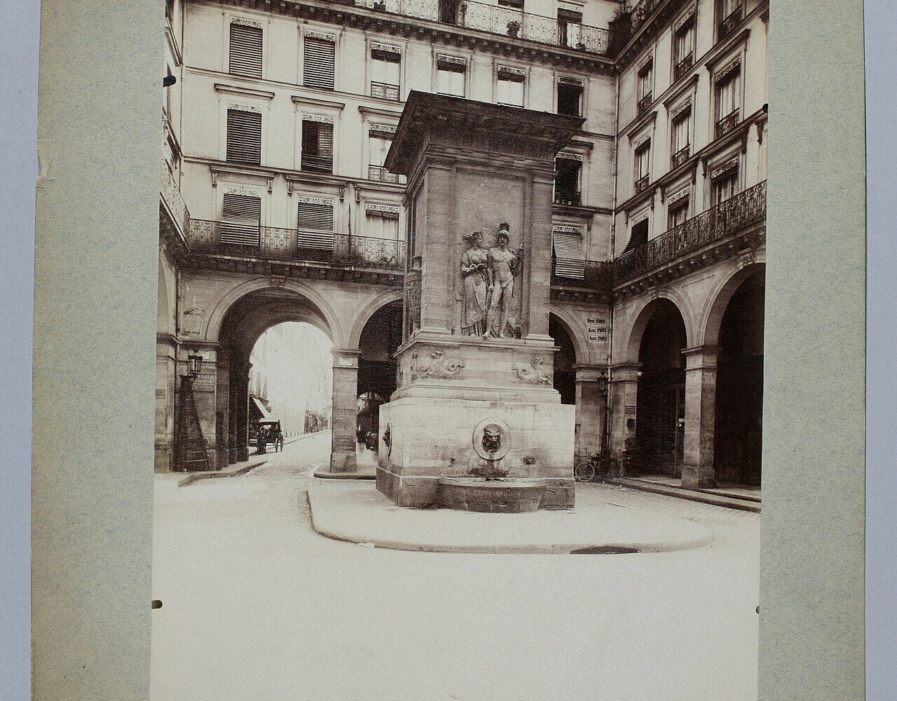 La fontaine de Mars, rue Saint-Dominique à Paris, photographiée par Eugène Atget en 1903