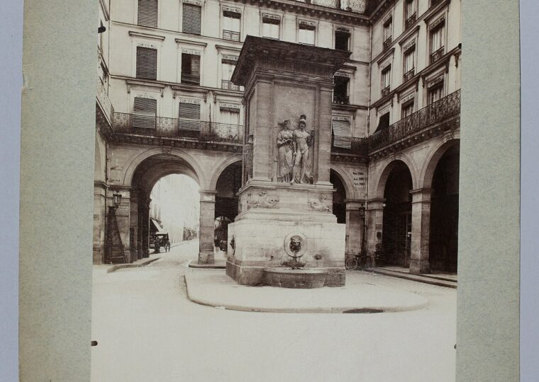 La fontaine de Mars, rue Saint-Dominique à Paris, photographiée par Eugène Atget en 1903
