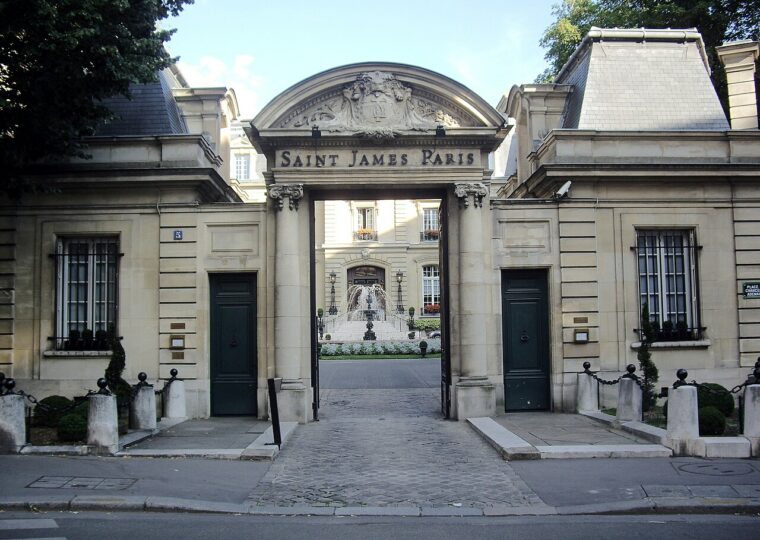 L'entrée du Saint James Paris, place du Chancelier-Adenauer