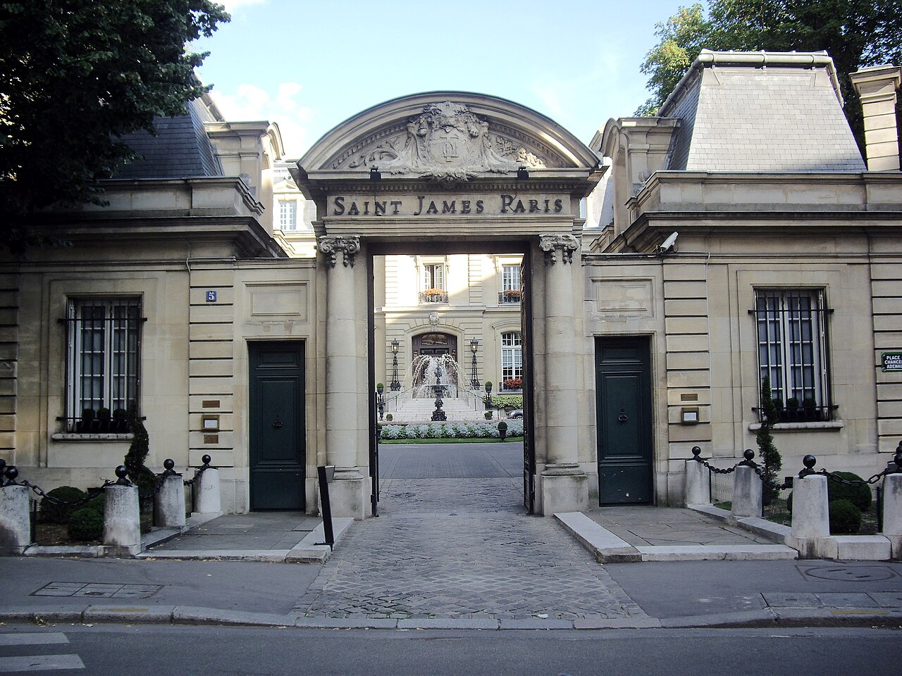 L'entrée du Saint James Paris, place du Chancelier-Adenauer