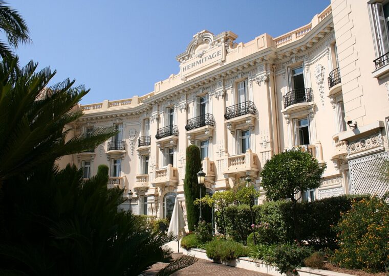 La façade Belle Époque de l'Hôtel Hermitage à Monte-Carlo, vue depuis ses jardins