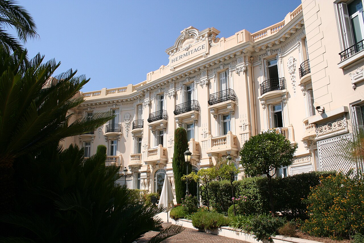 La façade Belle Époque de l'Hôtel Hermitage à Monte-Carlo, vue depuis ses jardins