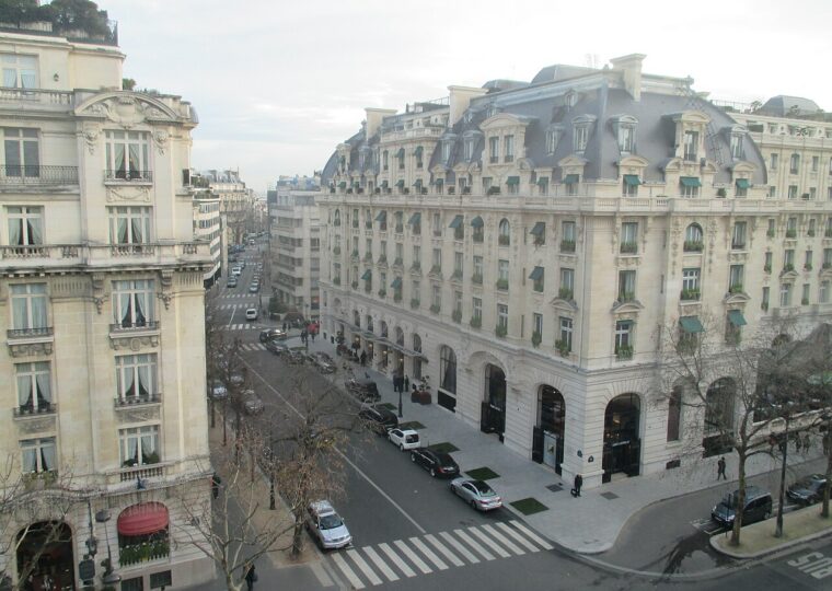 La façade du Peninsula Paris, ancien hôtel Majestic, avenue Kléber