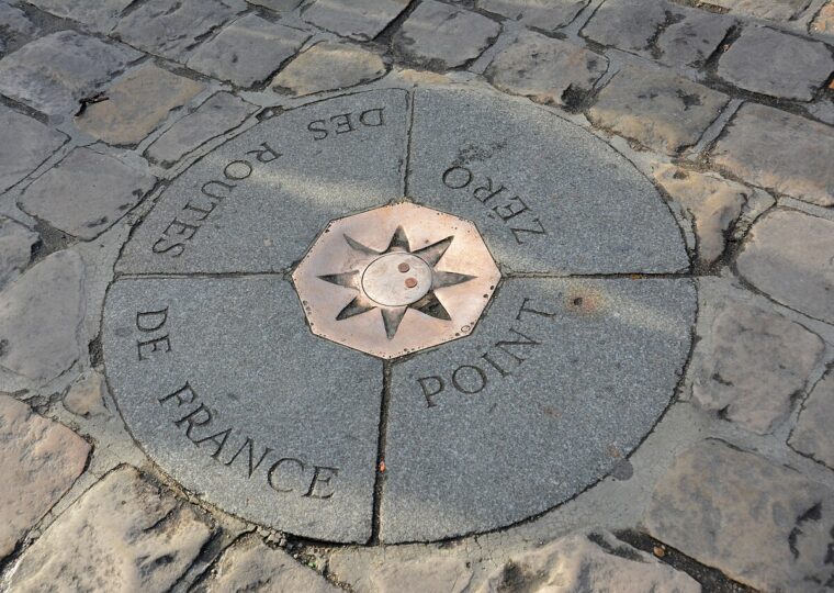 La plaque du point zéro des routes de France, sur le parvis de Notre-Dame