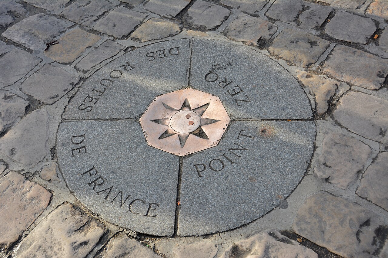 La plaque du point zéro des routes de France, sur le parvis de Notre-Dame