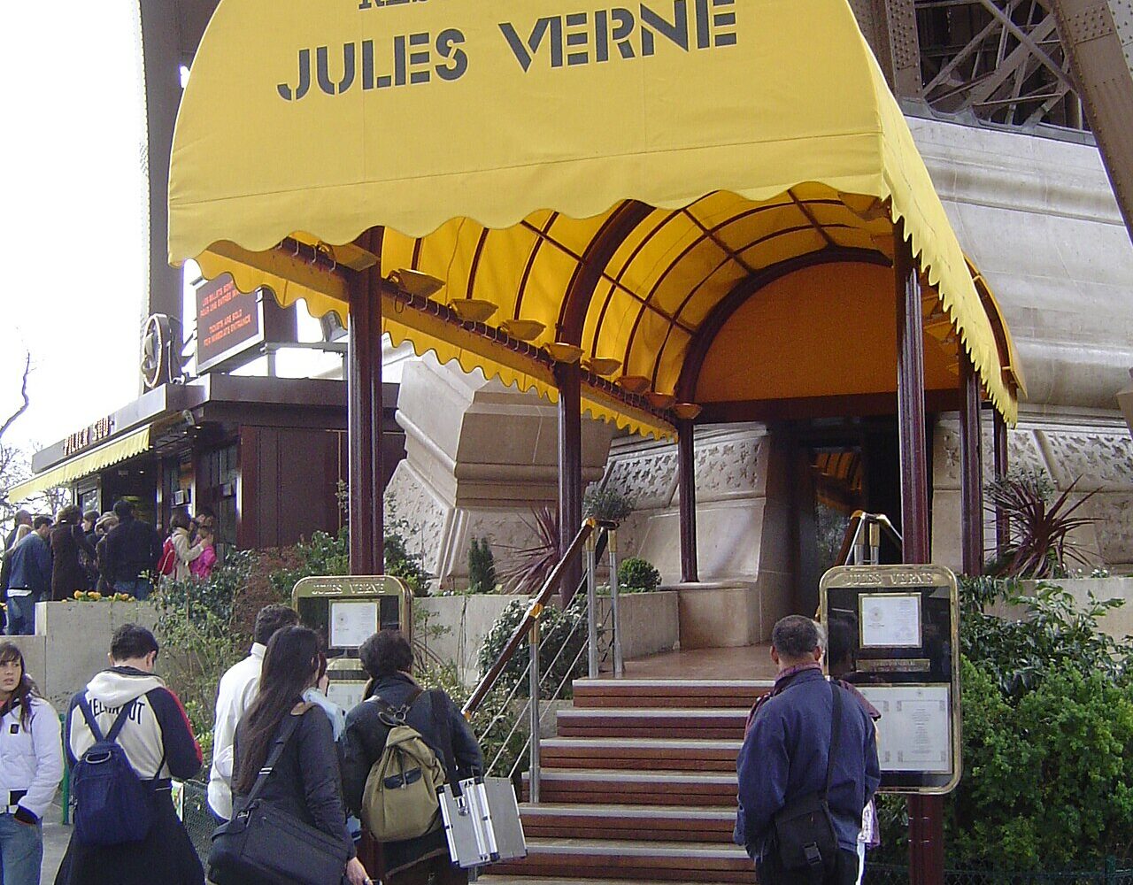 L'entrée du restaurant Le Jules Verne au pied du pilier sud de la tour Eiffel, en 2006