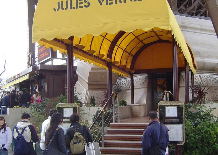 L'entrée du restaurant Le Jules Verne au pied du pilier sud de la tour Eiffel, en 2006