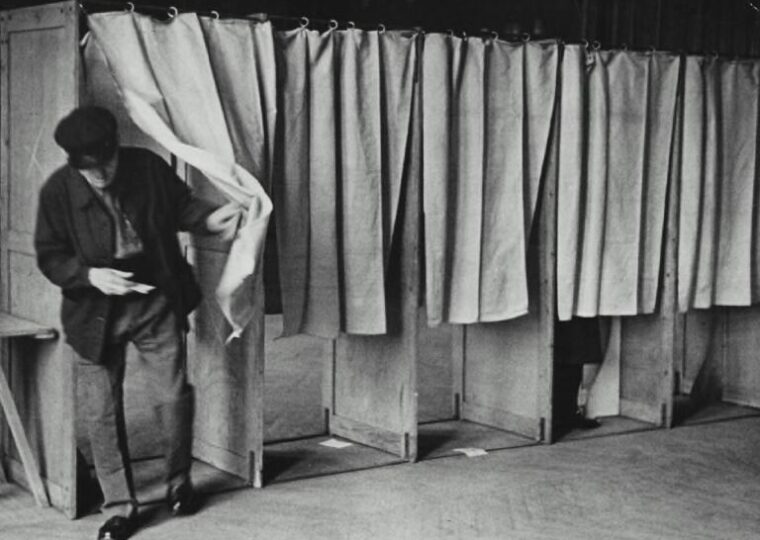 Photographie du Front populaire prise à Paris en 1936 par Robert Capa