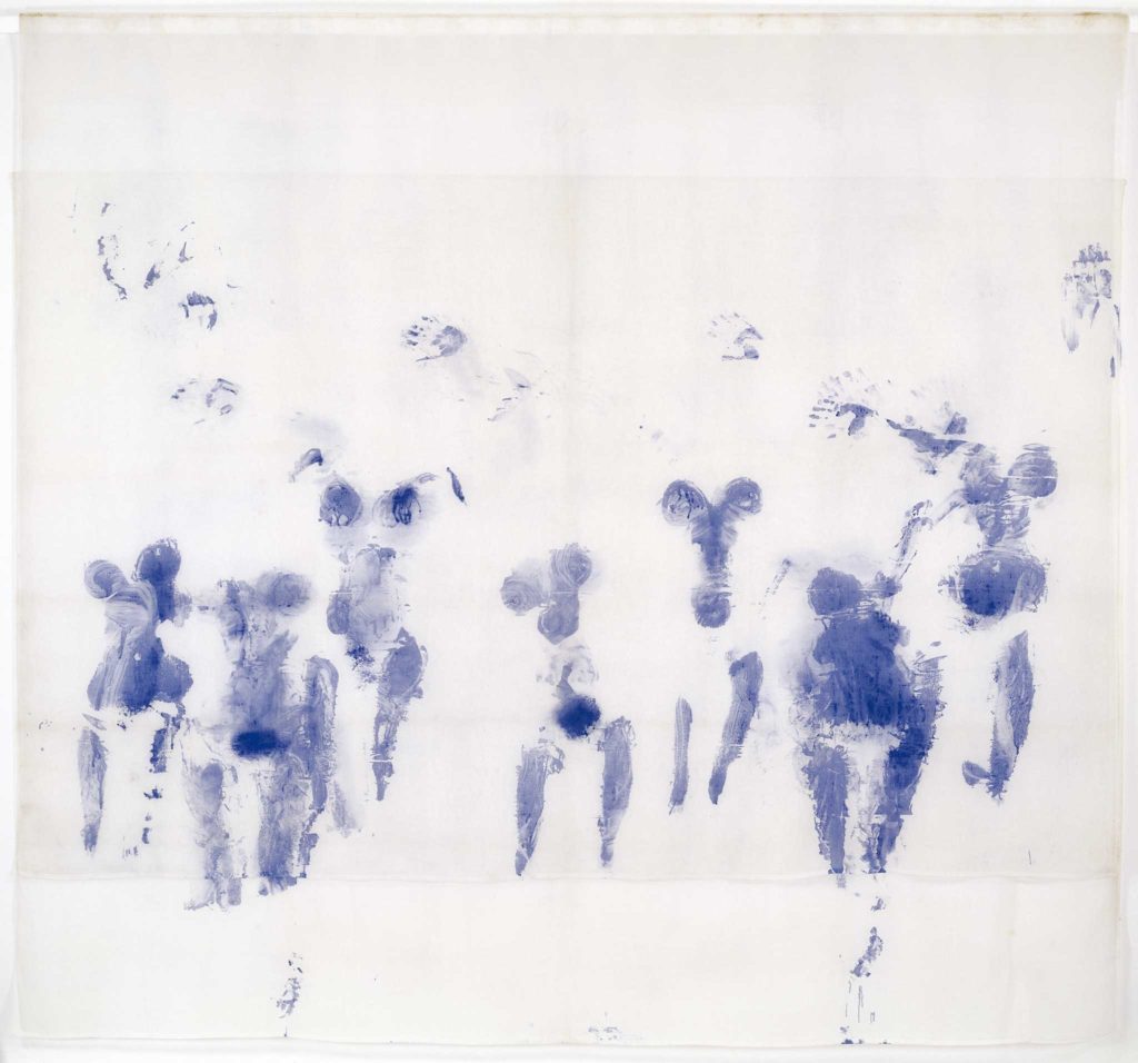 Les corps nus sont enduits de peinture bleue de Yves Klein SECRET