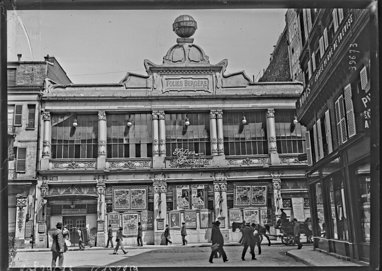La façade des Folies Bergère, rue Richer, photographiée par l'agence Rol en 1914