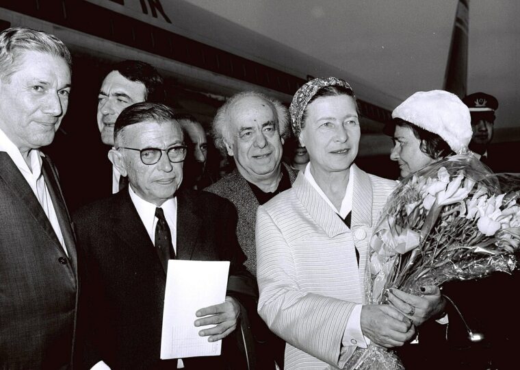 Simone de Beauvoir et Jean-Paul Sartre photographiés lors d'un voyage officiel