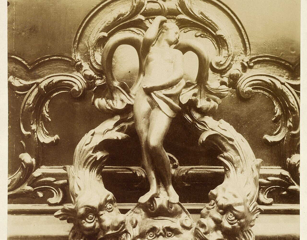 Heurtoir de bronze orné d'une figure féminine et d'un mascaron, au 18 avenue Montaigne, photographié par Eugène Atget vers 1901
