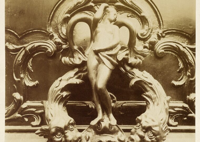 Heurtoir de bronze orné d'une figure féminine et d'un mascaron, au 18 avenue Montaigne, photographié par Eugène Atget vers 1901