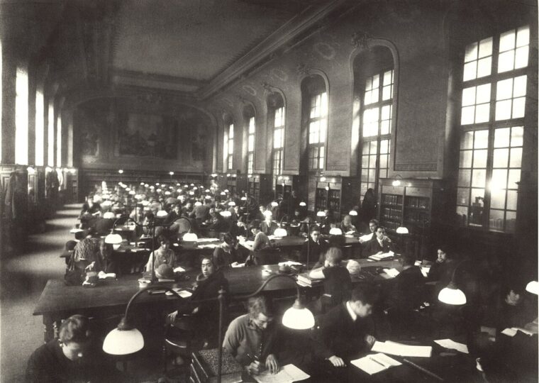 La grande salle de lecture de la bibliothèque de la Sorbonne en 1929, pleine de lecteurs