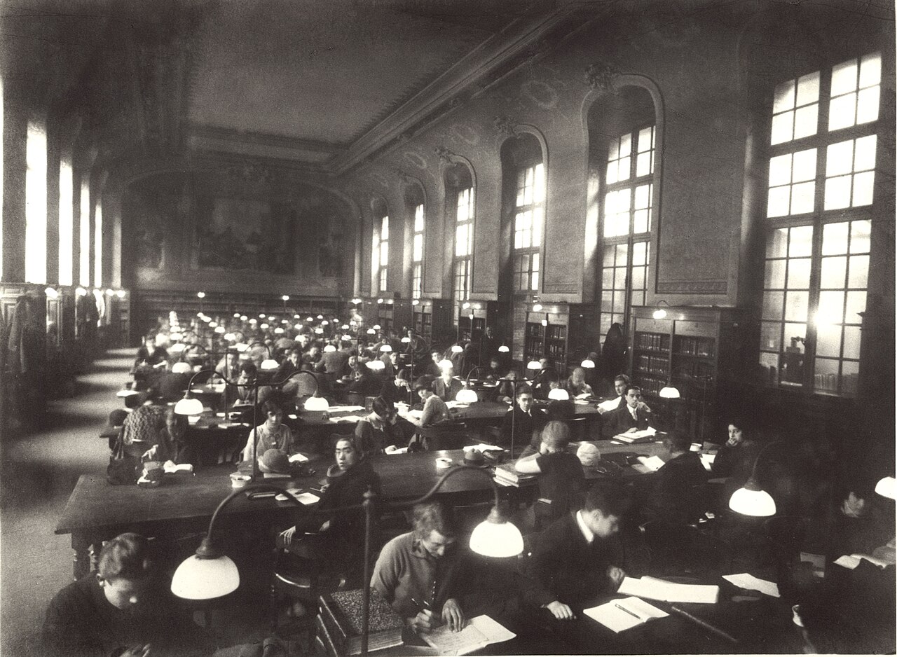 La grande salle de lecture de la bibliothèque de la Sorbonne en 1929, pleine de lecteurs