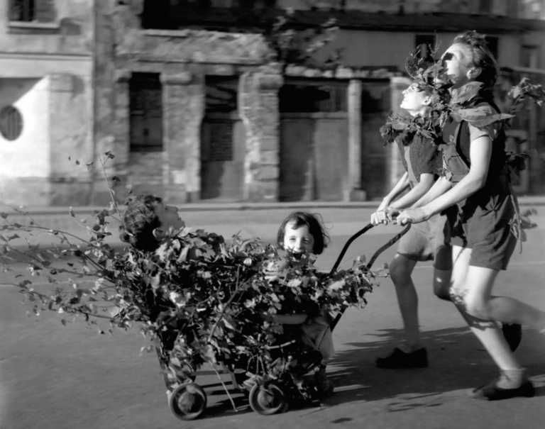 Robert Doisneau Camouflage Liberation Paris – Secret Parisien