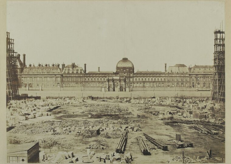 La cour Napoléon en chantier et le palais des Tuileries, photographiés par Édouard Baldus dans les années 1850
