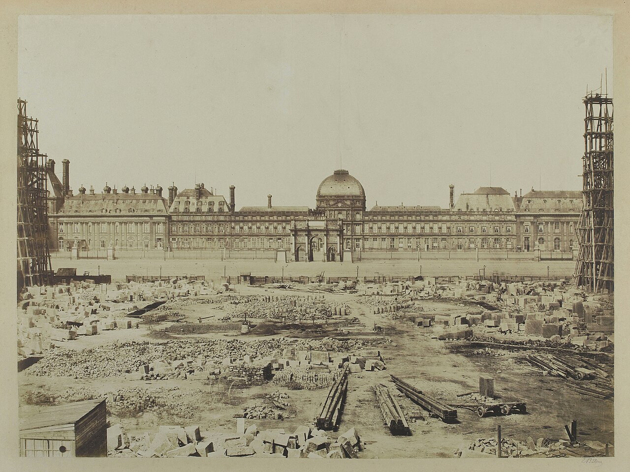 La cour Napoléon en chantier et le palais des Tuileries, photographiés par Édouard Baldus dans les années 1850
