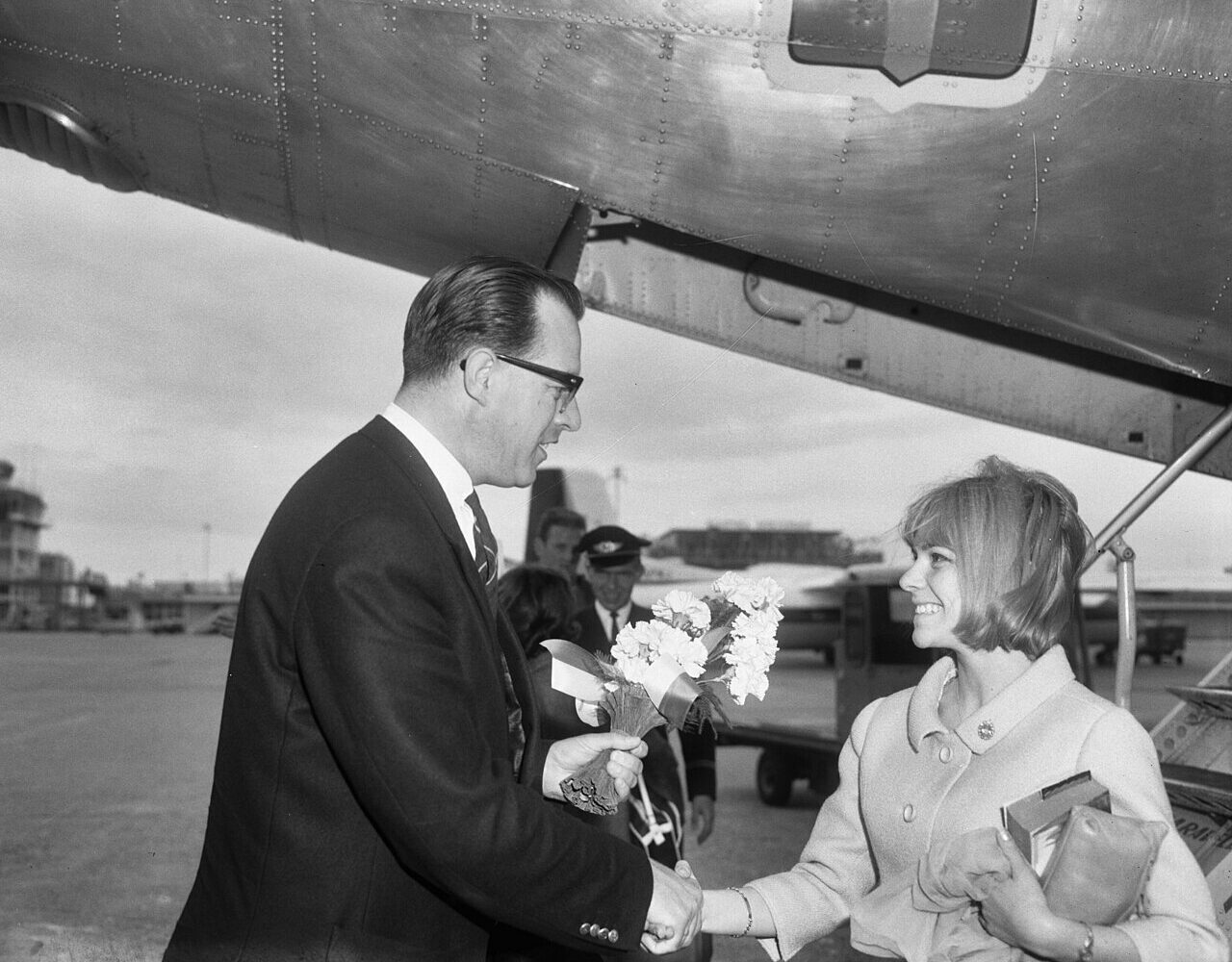 France Gall à son arrivée à l'aéroport de Schiphol dans les années 1960