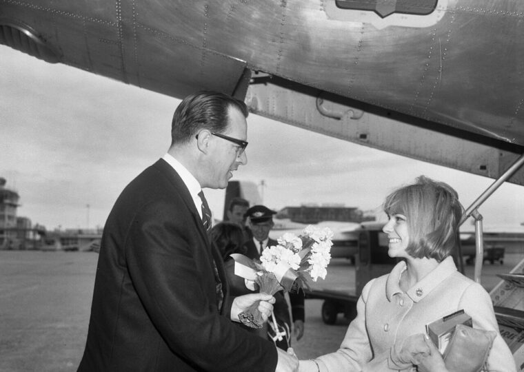 France Gall à son arrivée à l'aéroport de Schiphol dans les années 1960