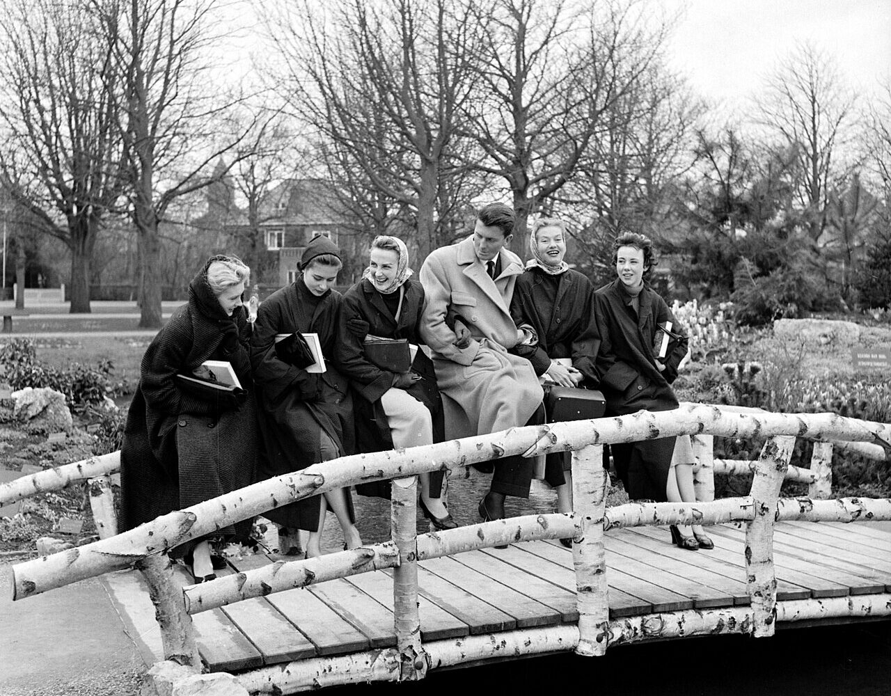 Hubert de Givenchy entouré de mannequins à l'exposition florale Flora de Heemstede, le 29 mars 1953