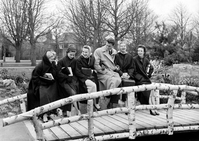 Hubert de Givenchy entouré de mannequins à l'exposition florale Flora de Heemstede, le 29 mars 1953