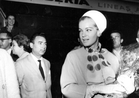 Romy Schneider à son arrivée à l'aéroport de Madrid-Barajas, le 5 septembre 1965
