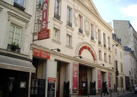 La façade du Théâtre de Paris, rue Blanche, où Luchino Visconti a mis en scène Romy Schneider en 1961