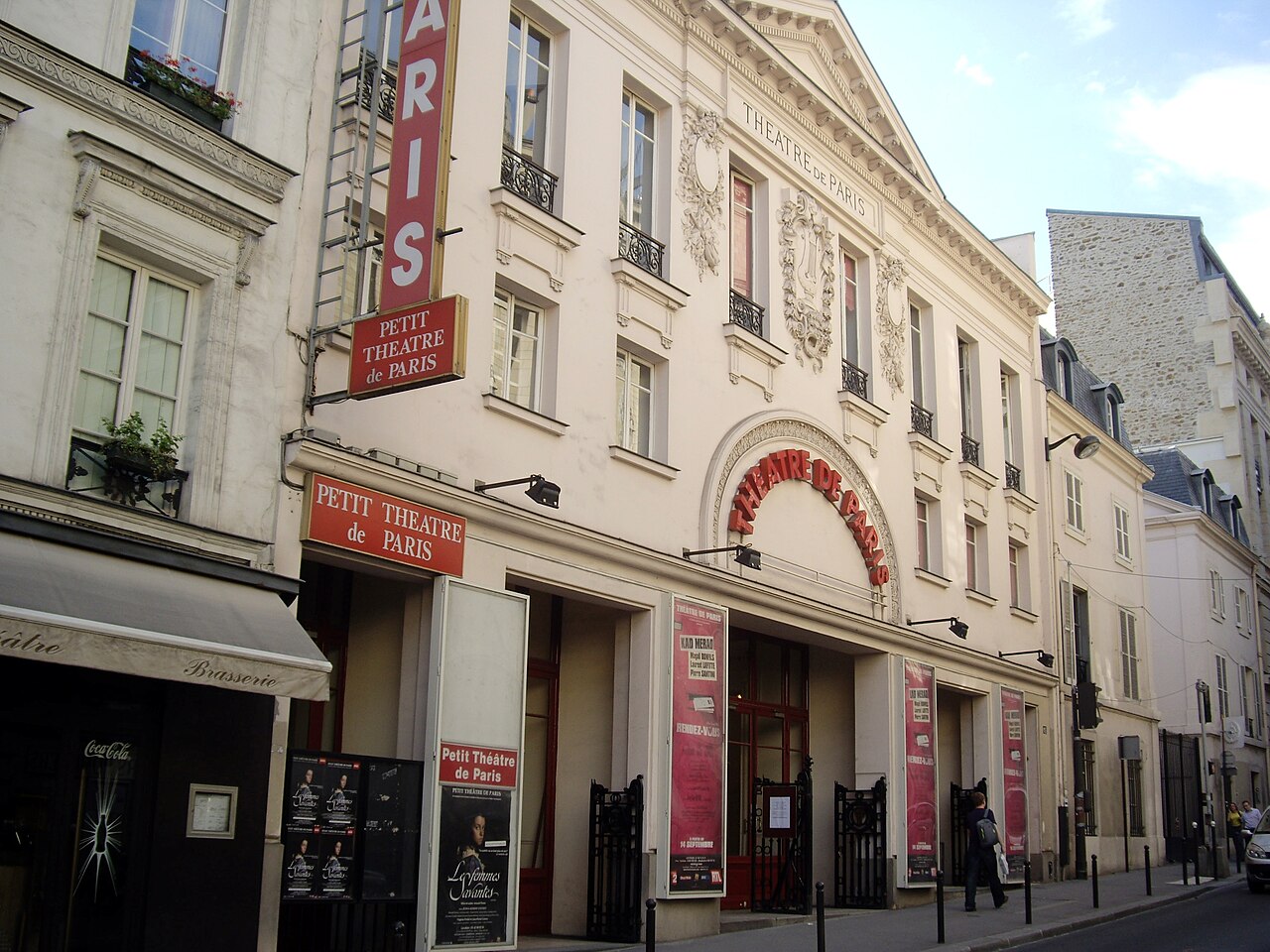 La façade du Théâtre de Paris, rue Blanche, où Luchino Visconti a mis en scène Romy Schneider en 1961