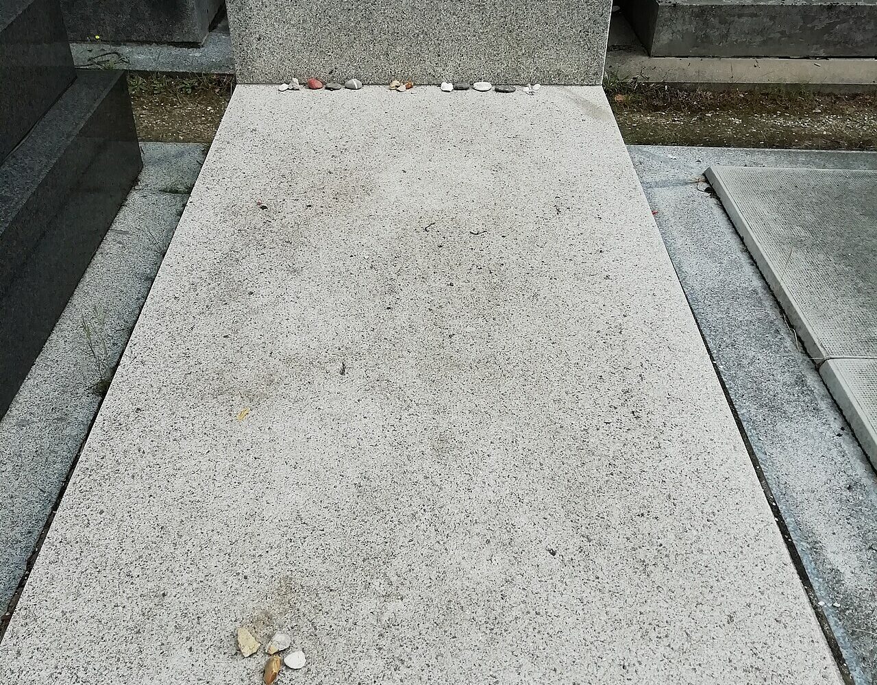La tombe de Claudine Auger au cimetière du Montparnasse, où elle repose sous le nom de Claudine Esther Brent